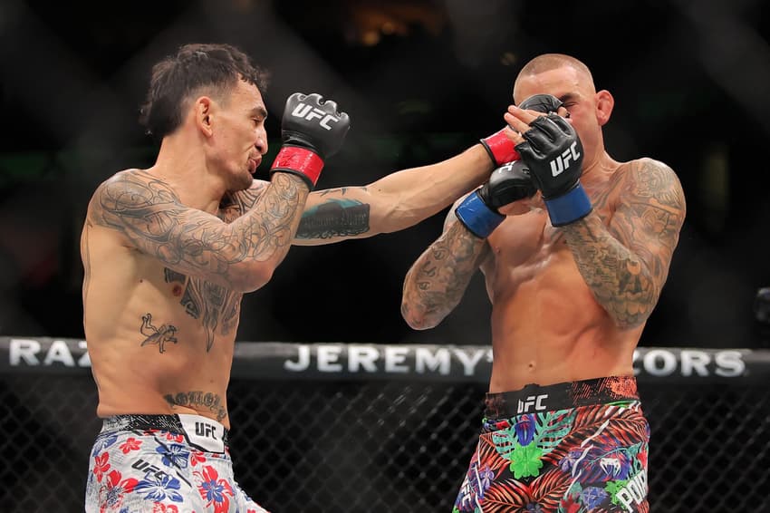 Max Holloway vence Dustin Poirier no UFC 318 (Foto: Jonathan Bachman/AFP)