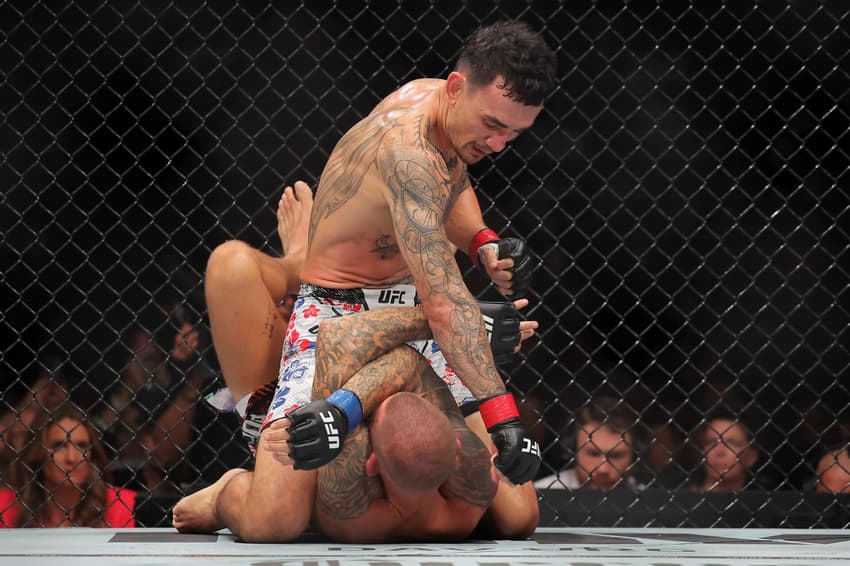 Max Holloway vem de vitória sobre Dustin Poirier no UFC 318 (Foto: Jonathan Bachman/AFP)