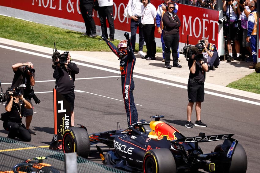 Max Verstappen comemora vitória na corrida sprint do GP da Bélgica pela F1 2025 (Foto: SIMON WOHLFAHRT / AFP)