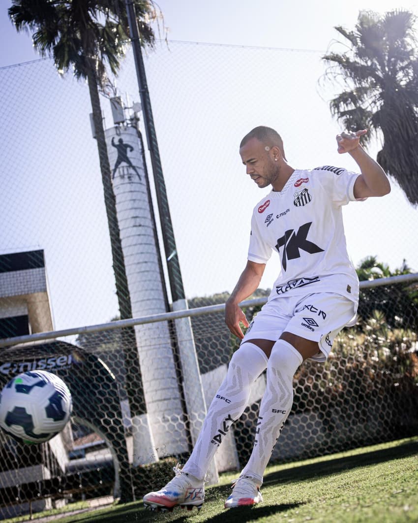 Mayke assinou contrato até o fim de 2027 com o Santos. (Foto: Raul Baretta/ Santos FC)