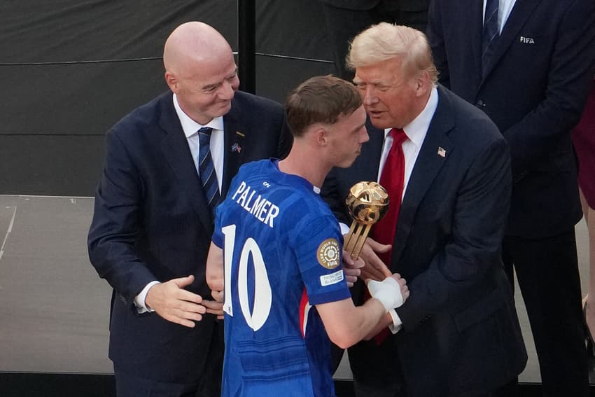 Cole Palmer recebe prêmio a Bola de Ouro do presidente da Fifa e de Donald Trump após a final do Mundial de Clubes (Foto: TIMOTHY A. CLARY / AFP)