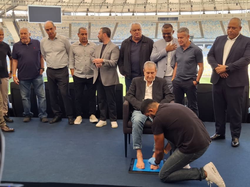 Carlos Alberto Parreira é homenageado na Calçada da Fama do Maracanã