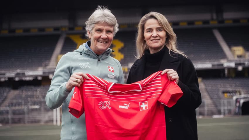 Pia Sundhage apresentada à seleção da Suíça. (Foto: Suíça/Divulgação)