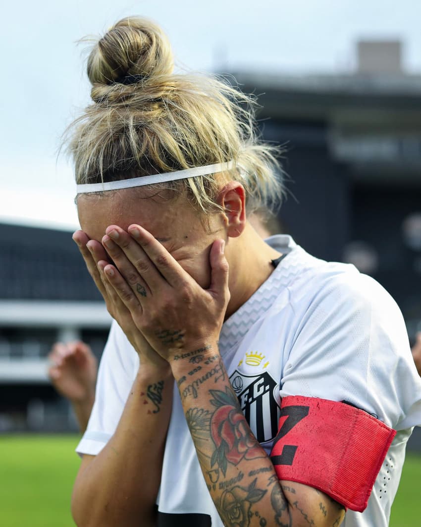 Thaisinha se emociona com acesso do Santos à primeira divisão do Brasileirão feminino. (Foto: Reinaldo Campos/ Santos F.C)