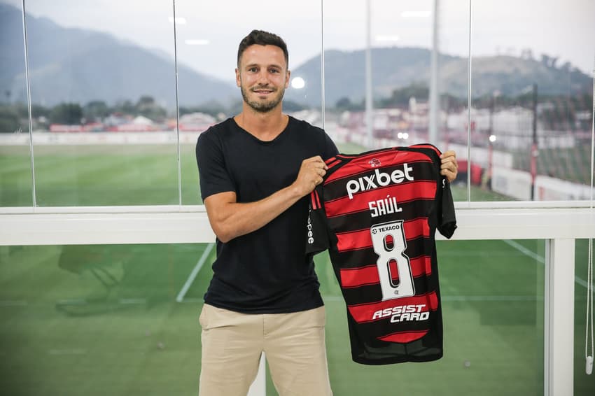 Saúl com a camisa oito do Flamengo (Foto: Gilvan de Souza/Flamengo)