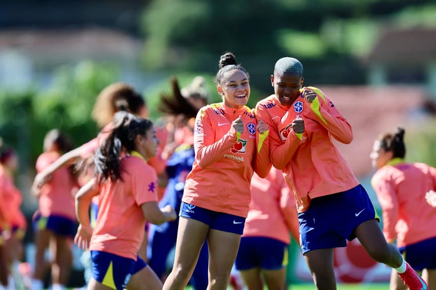 Dudinha e Jhonson durante treino da Seleção feminina. (Foto: Lívia Villas Boas / CBF)