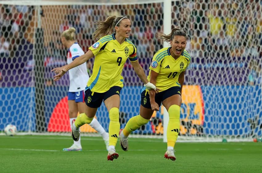 Asllani comemora primeiro gol da Suécia contra a Inglaterra. (Foto: UEFA/Divulgação)