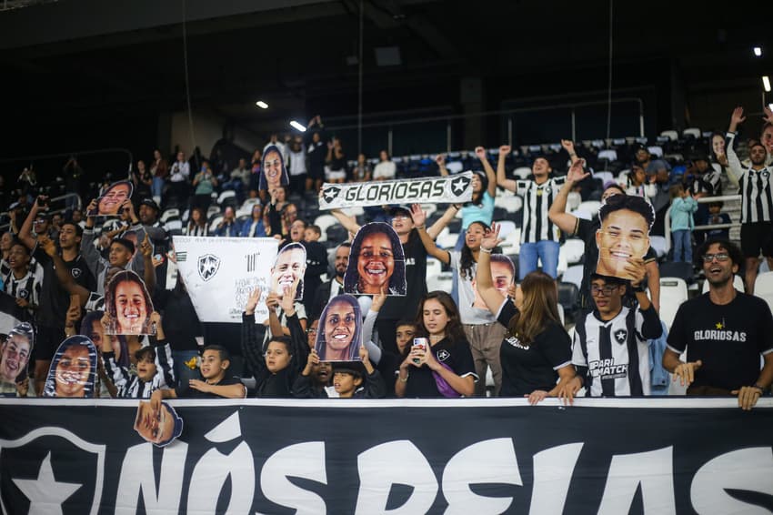 Torcedores do Botafogo nas arquibancadas do Nilton Santos acompanhando o time feminino. (Foto: À beira do campo, Léo Goulart observa atletas do Botafogo. (Foto: Arthur Barreto/Botafogo)