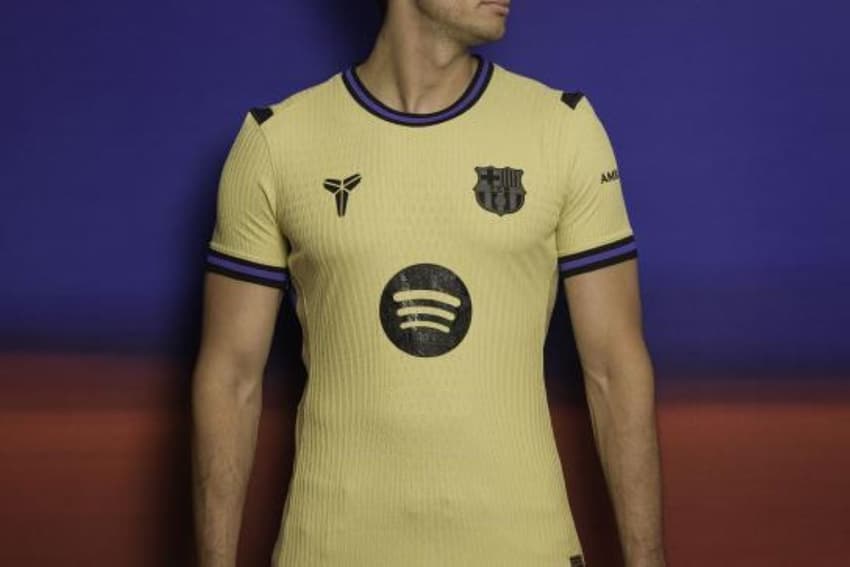 Uniforme dois do Barcelona apresentado com a marca de Kobe Bryant (Foto: Reprodução/Barcelona)