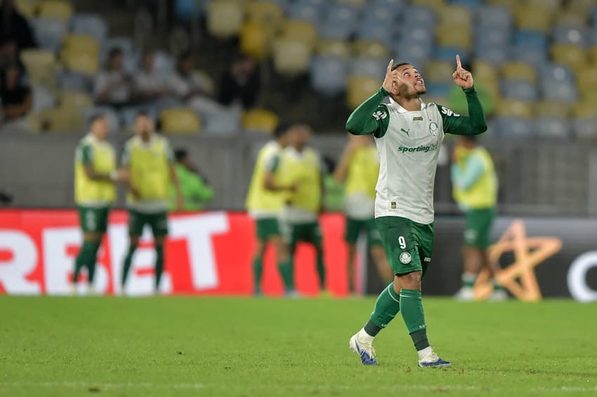 Vitor Roque, do Palmeiras, comemora gol contra o Fluminense