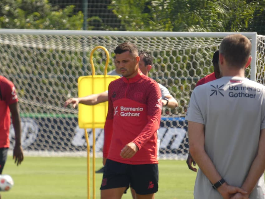 Granit Xhaka em treino do Leverkusen nas instalações do Flamengo (Foto: Lucas Bayer/Lance!)