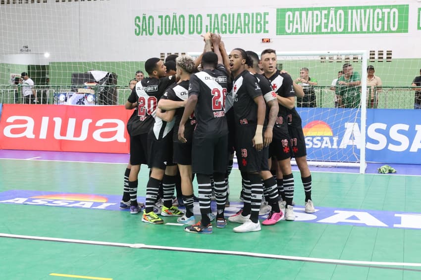 Jogadores do Vasco antes da partida contra o São João do Jaguaribe, pelo Brasileiro de Futsal (Divulgação/São João do Jaguaribe)