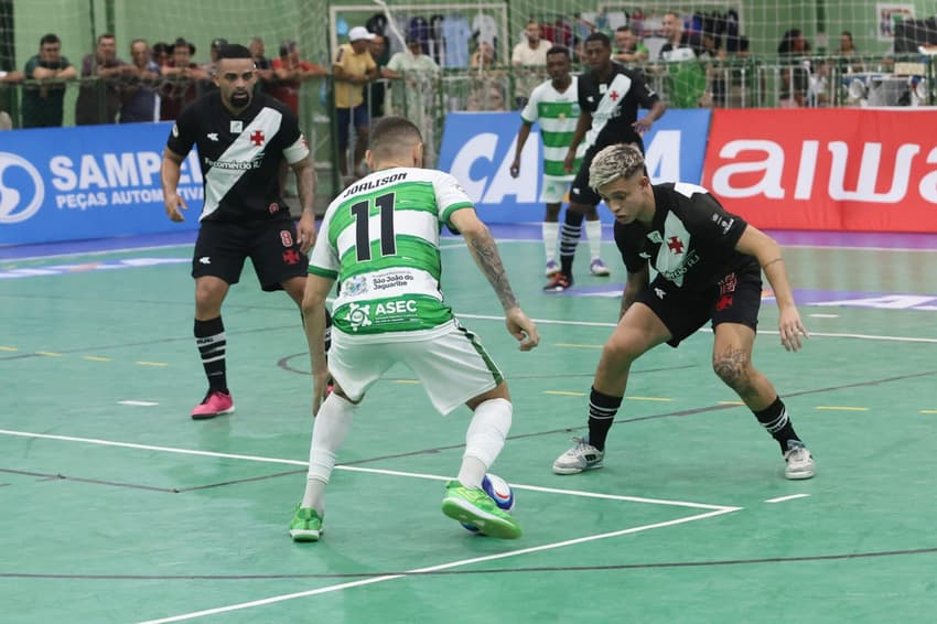 Joalison, do São João do Jaguaribe, tenta passar pela marcação do Vasco (Foto: São João do Jaguaribe/Divulgação)