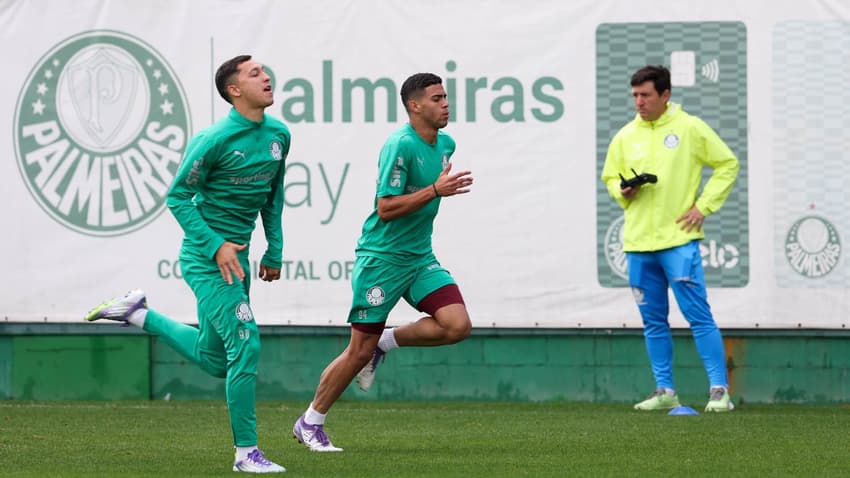 Os jogadores Thalys e Arthur (à direita) durante treinamento na Academia de Futebol (Foto: Cesar Greco/Palmeiras)