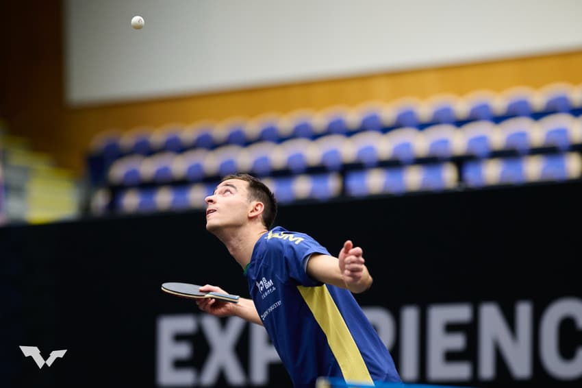 Hugo Calderano na vitória na estreia na Suécia (WTT/Divulgação)