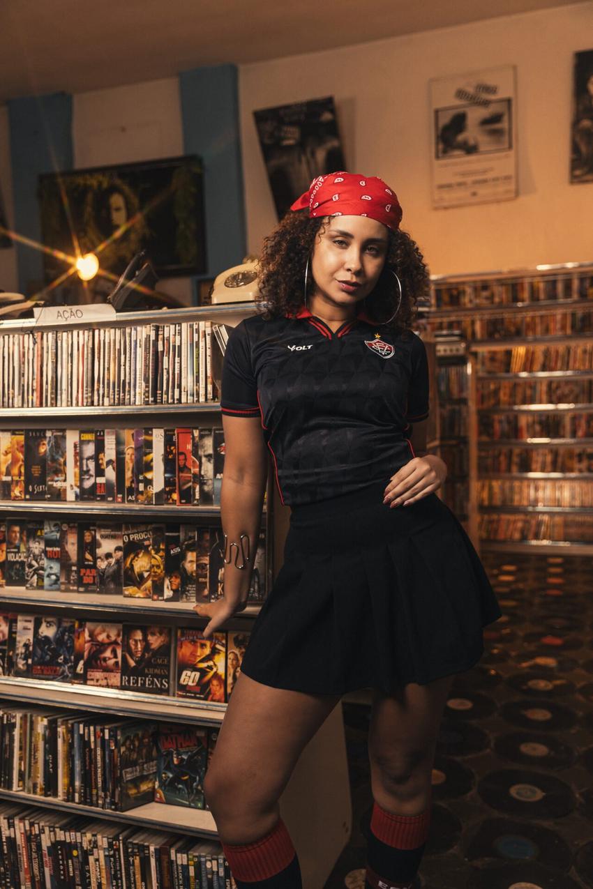 Modelo com o novo uniforme do Vitória na versão feminina (Foto: divulgação)
