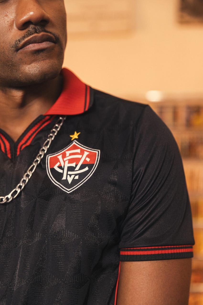 Detalhes da gola e da manga no novo uniforme do Vitória (Foto: divulgação)