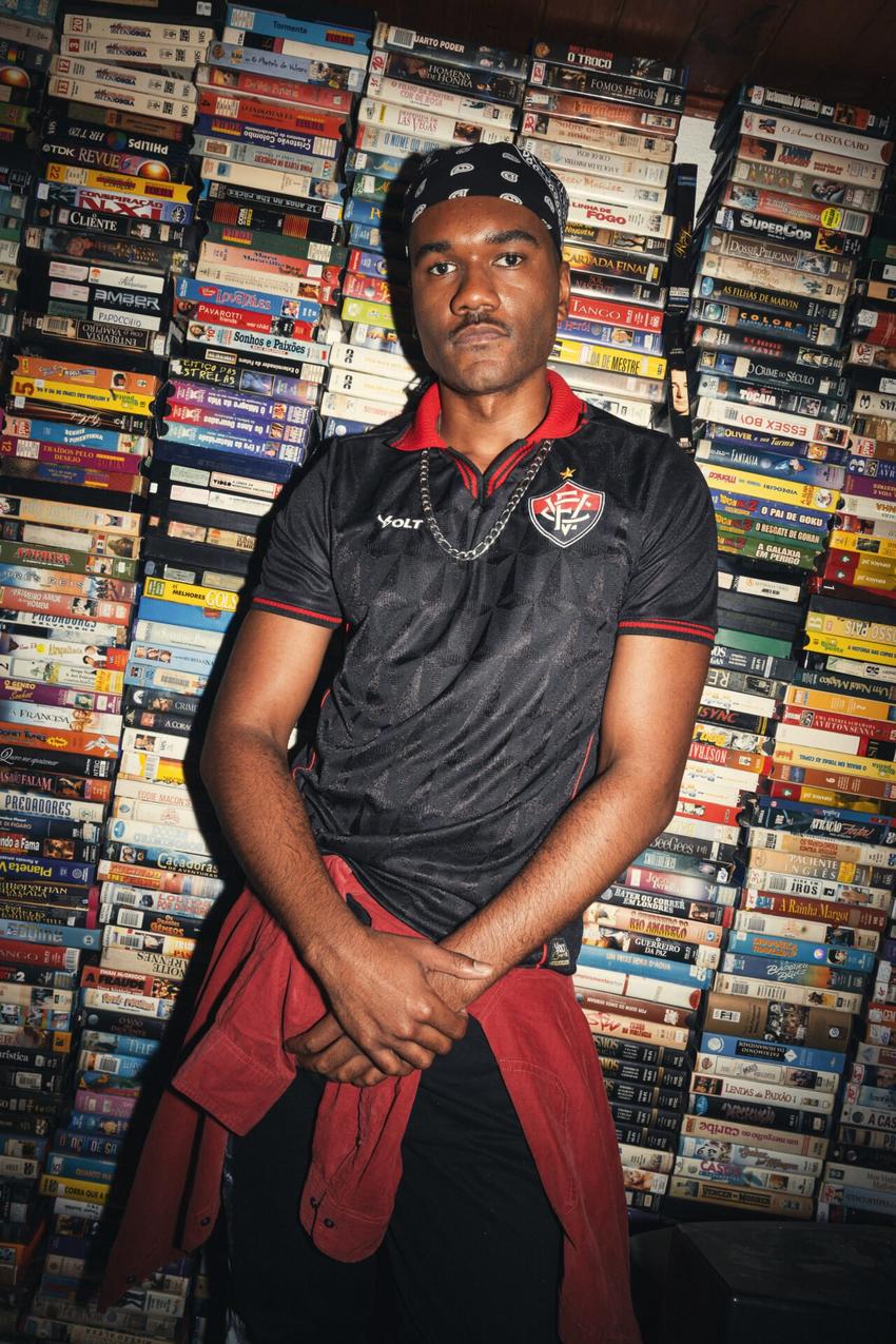 Modelo com o uniforme do Vitória na versão masculina (Foto: divulgação)