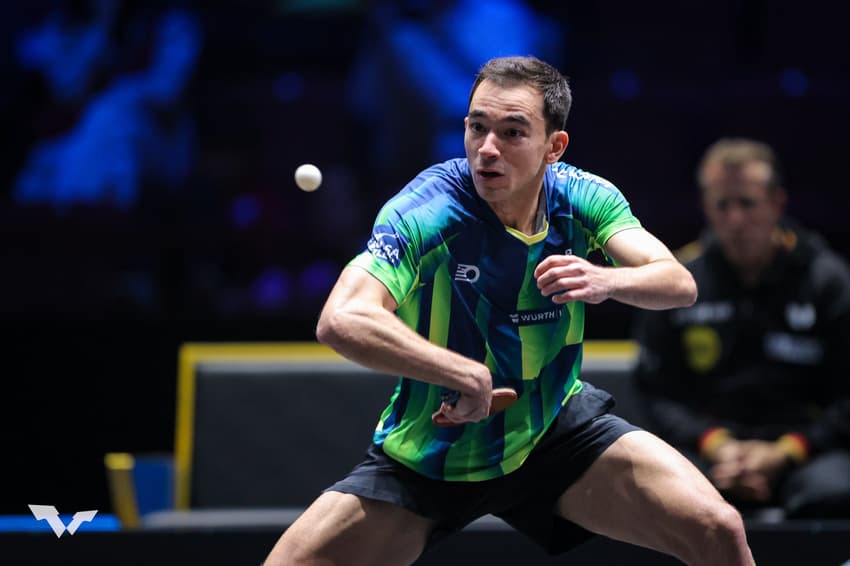 Hugo Calderano na derrota para o alemão Benedikt Duda na Suécia (Foto:WTT/Divulgação)