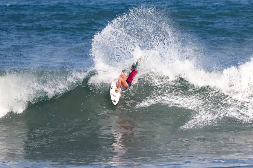Laura Raupp em Ubatuba (Foto: Daniel Smorigo / CBSurf)