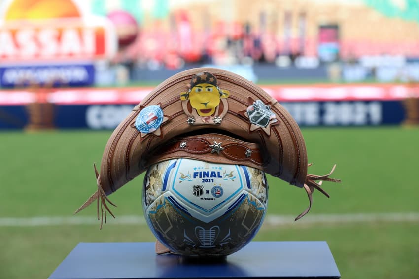 Bola da Lampions na final entre Bahia e Ceará, em 2021 (Foto: Felipe Oliveira)