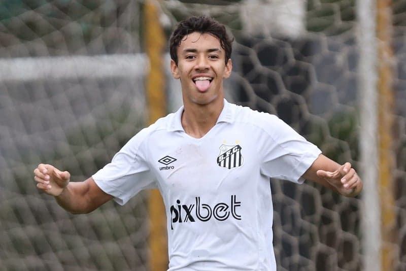 Gabriel Bontempo atuando pelas categorias de base do Santos, em 2022. (Foto: Pedro Ernesto Guerra Azevedo/Santos FC)