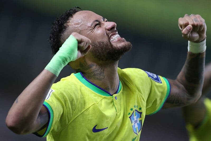 Neymar celebra gol que o isolou como maior artilheiro da história da Seleção Brasileira. (Foto: Vitor Silva/CBF)