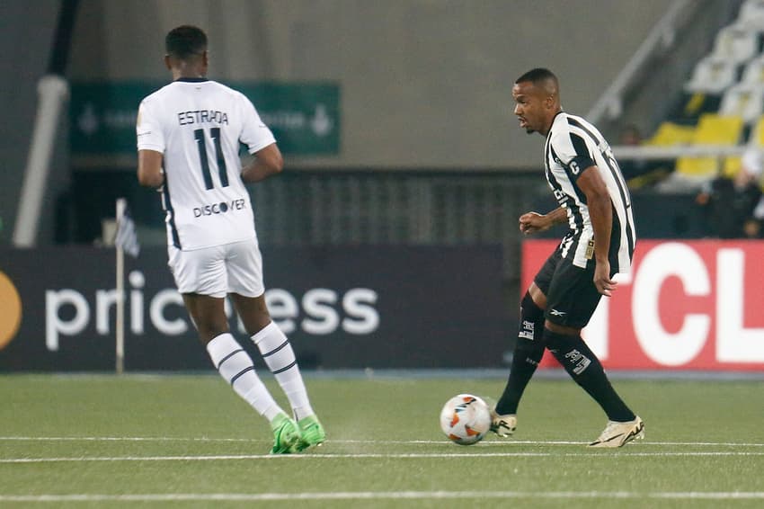 Marlon Freitas e Estrada no duelo entre Botafogo e LDU em 2024 (Foto: Vítor Silva/Botafogo)