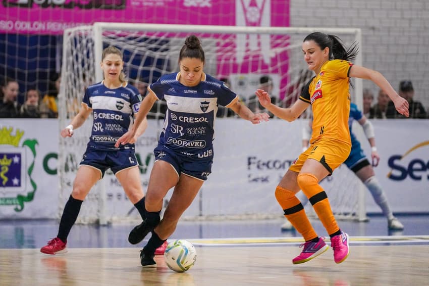O Stein Cascavel (azul) é tricampeão da Copa Mundo do Futsal Feminina (Divulgação)