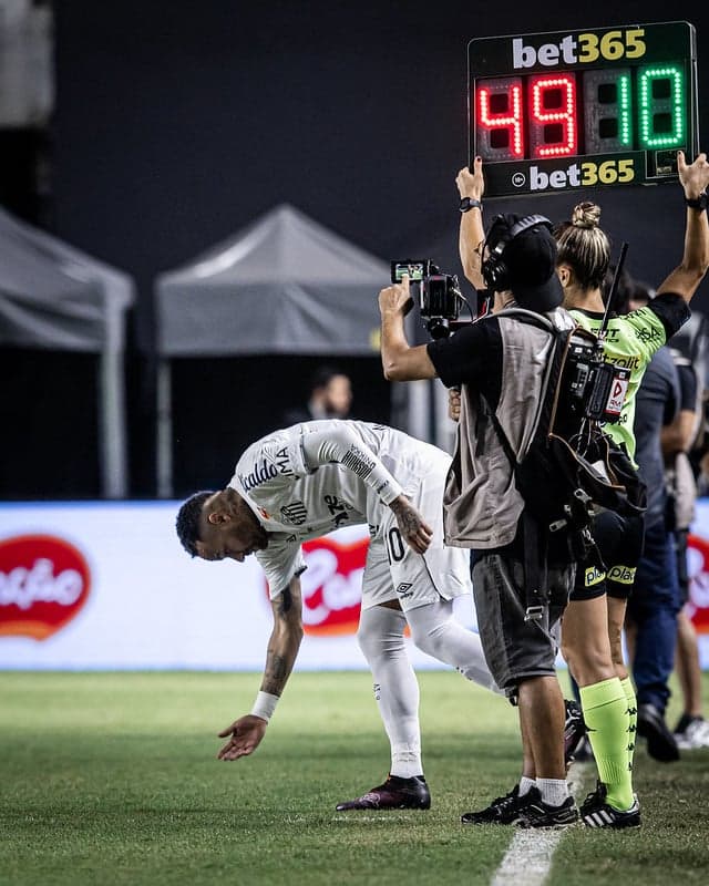 Depois de 13 anos, Neymar volta a jogar na Vila Belmiro. Estreia foi diante do Botafogo-RP, no dia 5 de fevereiro deste ano. (Foto: Raul Baretta/ Santos FC)