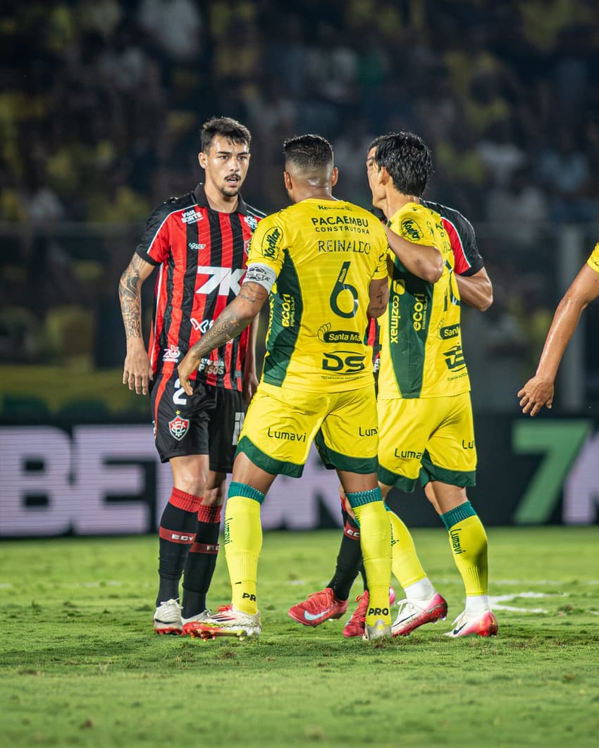 Claudinho se envolve em confusão na partida contra o Mirassol, no Maião (Foto: Victor Ferreira / EC Vitória)