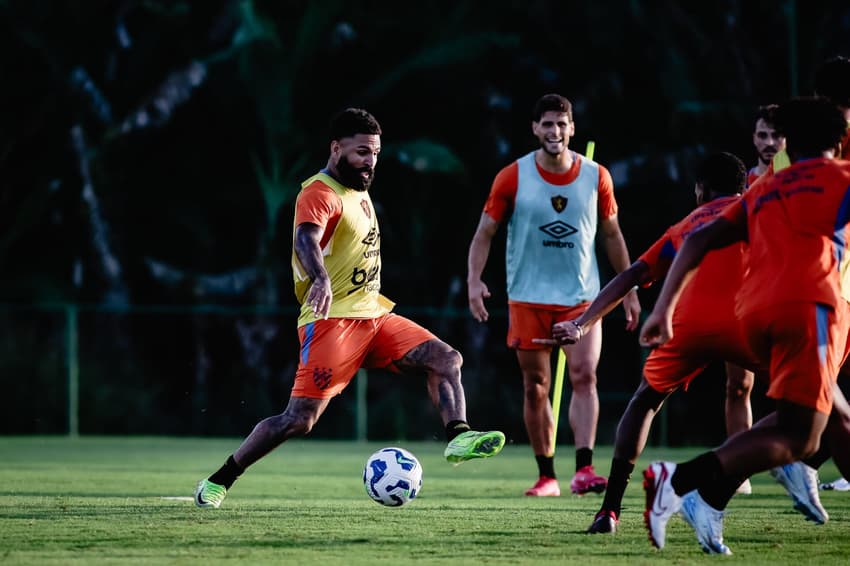 Romarinho em treino do Sport (Foto: Paulo Paiva/ Sport Recife)