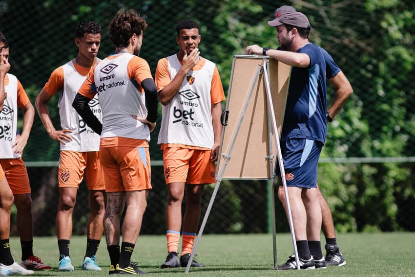 Daniel Paulista comanda treino do Sport (Foto: Paulo Paiva/ Sport Recife)