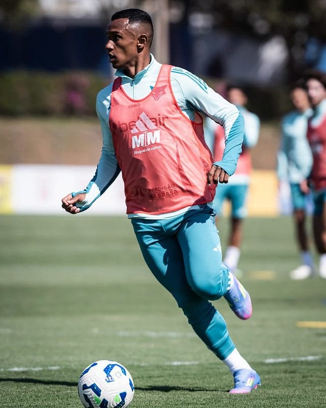 Atacante Marquinhos, do Cruzeiro, em treino na Toca da Raposa (Foto: Gustavo Aleixo/Cruzeiro)