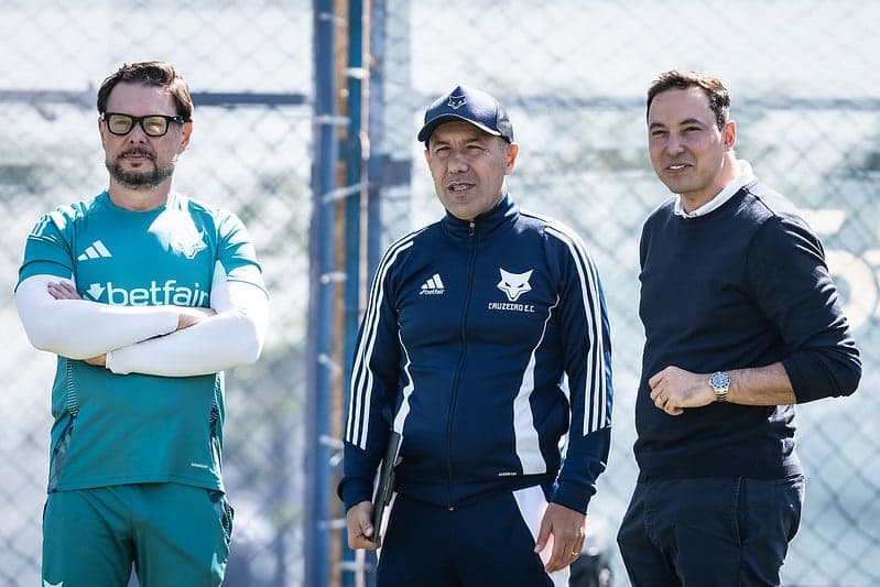 Técnico Leonardo Jardim, do Cruzeiro, ao lado do vice-presidente Pedro Junio (Foto: Gustavo Aleixo/Cruzeiro)