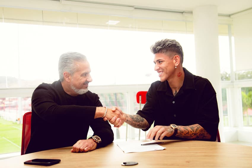 Carrascal e José Boto na assinatura de contrato no Flamengo (Foto: Adriano Fontes / Flamengo)