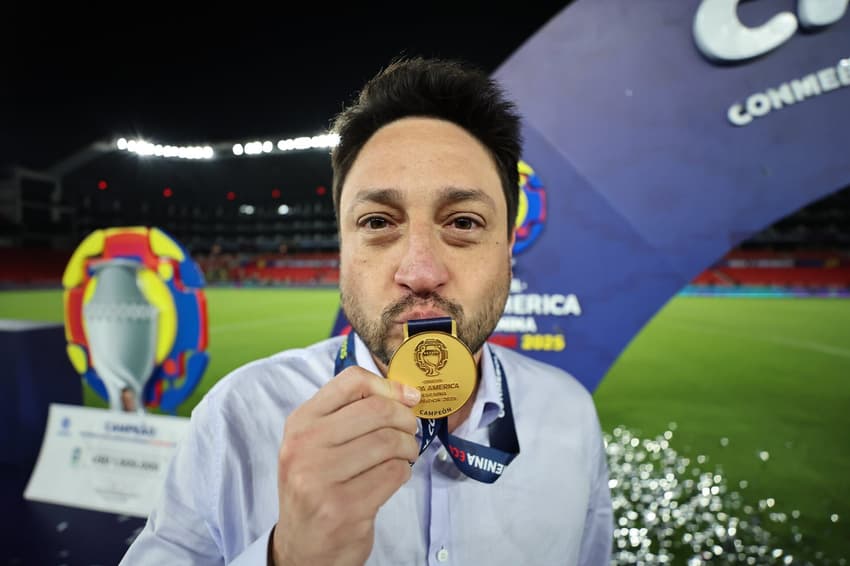 Arthur Elias comemora primeiro título pela Seleção Brasileira. (Lívia Villas Boas / CBF)