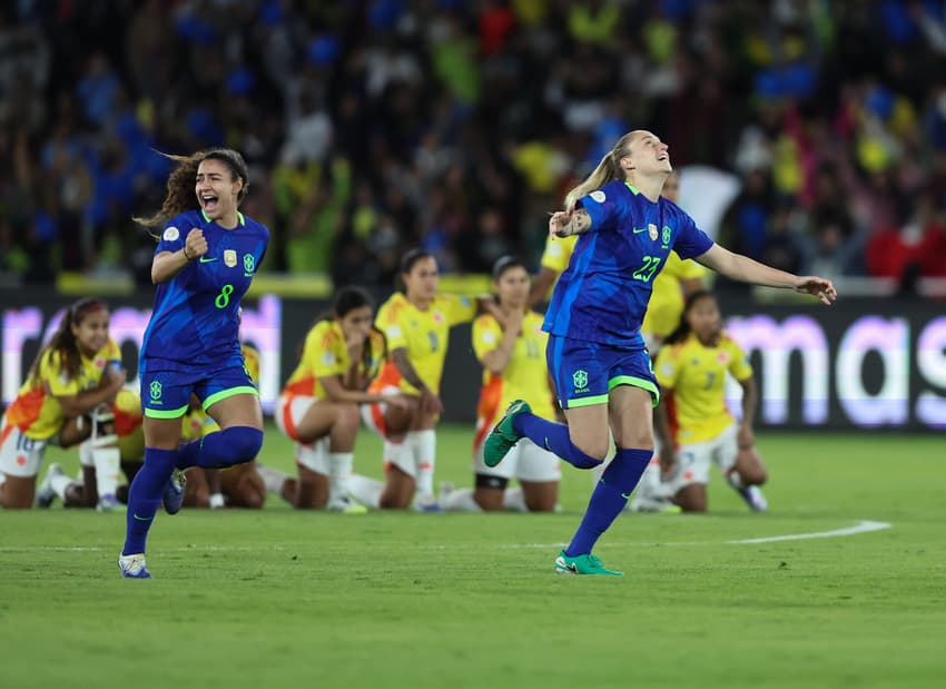 Angelina e Isa Haas comemoram título do Brasil na Copa América Feminina. (Foto: Lívia Villas Boas / CBF)