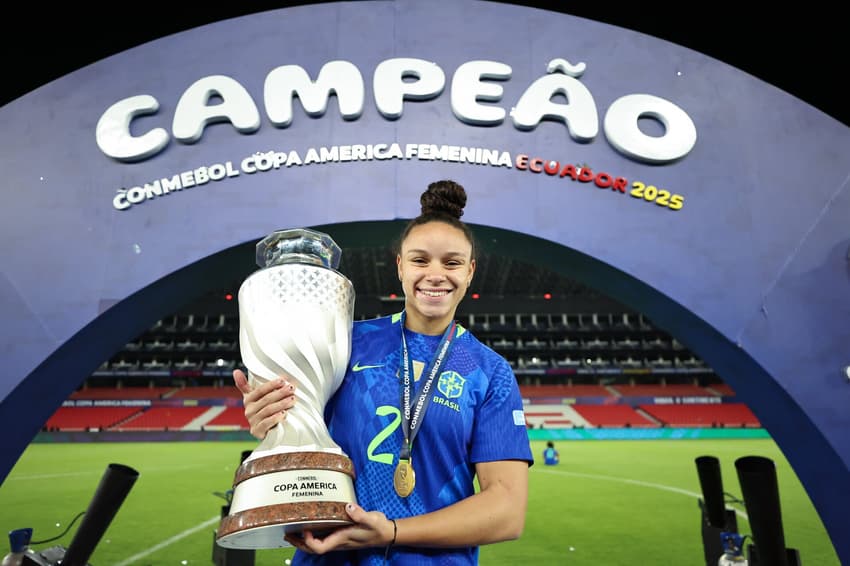 Dudinha, atacante da Seleção Brasileira, comemora título da Copa América Feminina. (Foto: Lívia Villas Boas / CBF)