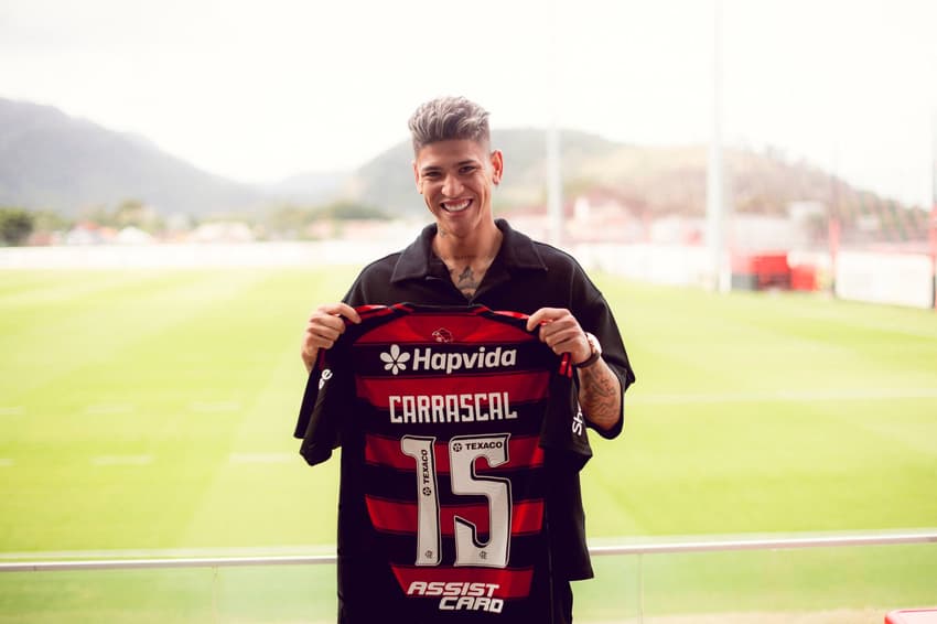 Carrascal é apresentado no Flamengo (Foto: Adriano Fontes/Flamengo)