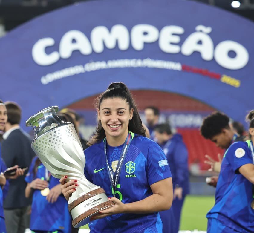 Duda Sampaio com a taça da Copa América 2025. (Foto: Lívia Villas Boas / CBF)
