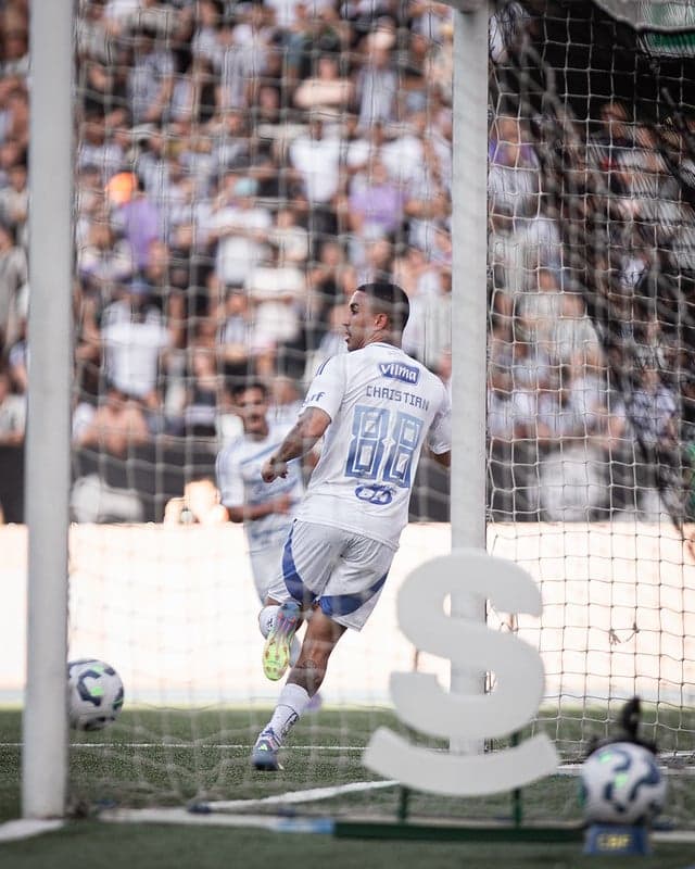Volante Christian abre placar para o Cruzeiro contra o Botafogo (Foto: Rodrigo Ferreira/Cruzeiro)