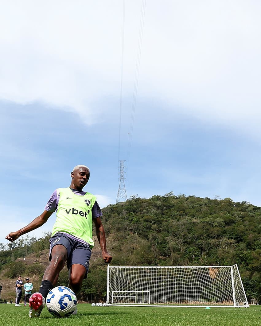 Jeffinho em ação no CT Lonier durante treino do Botafogo (Foto: Vítor Silva/Botafogo)