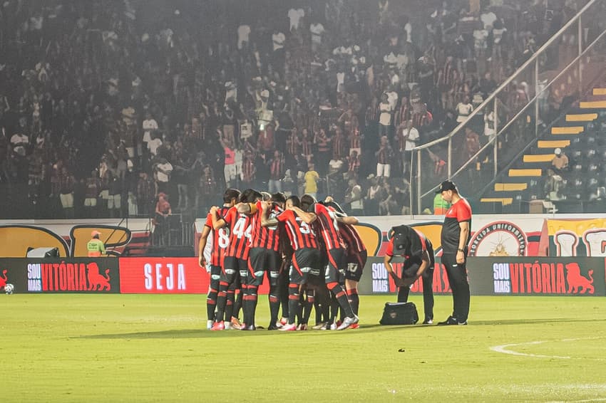 Jogadores do Vitória antes da partida contra o Palmeiras, no Barradão (Foto: Victor Ferreira / EC Vitória)