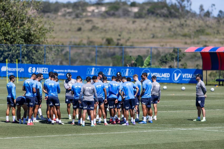 Atletas do Bahia reunidos antes de treino (Foto: Rafael Rodrigues/ECB)