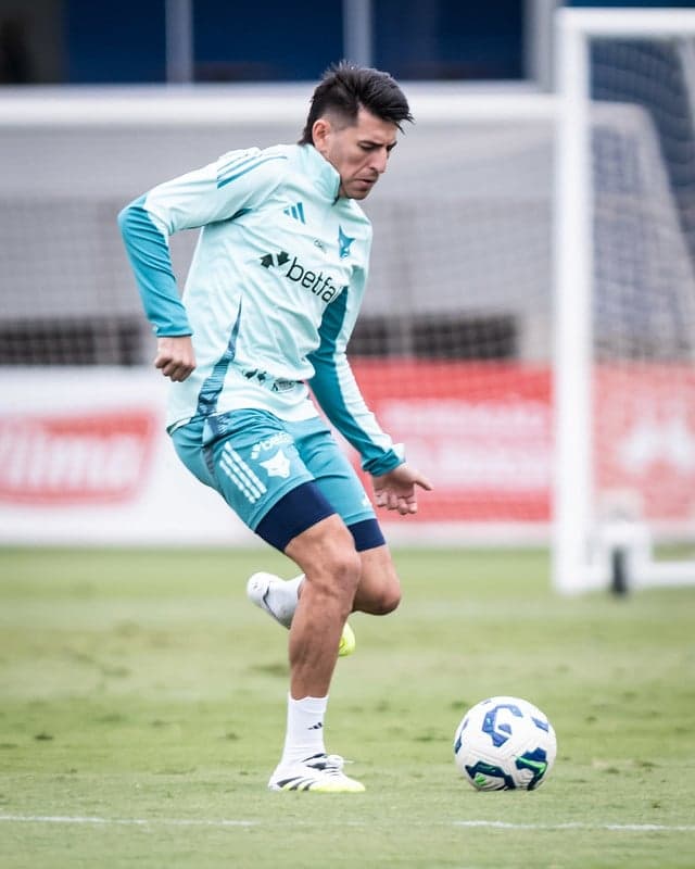 Zagueiro Villalba, do Cruzeiro, em treino na Toca da Raposa (Foto: Gustavo Aleixo/Cruzeiro)