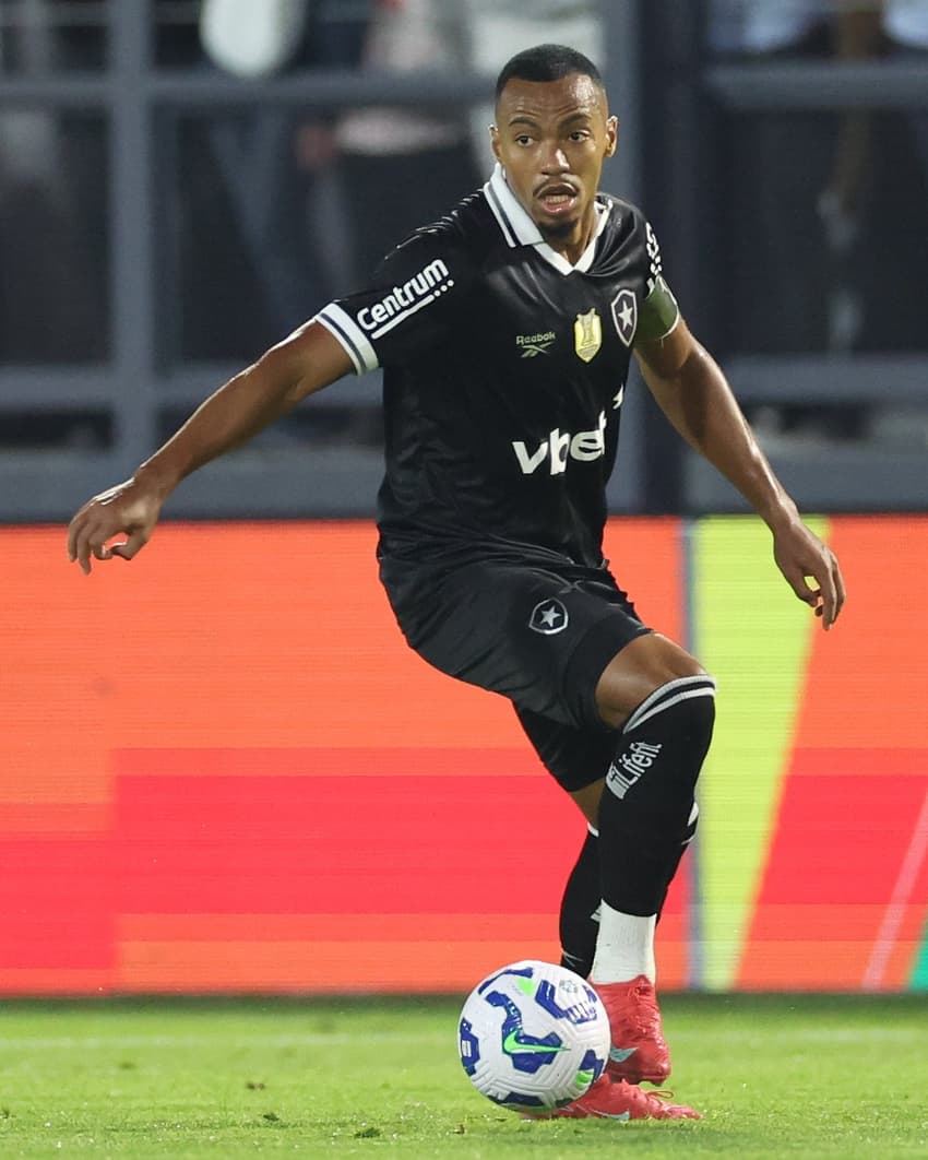 Marlon Freitas em ação no jogo entre Bragantino e Botafogo (Foto: Vítor Silva/Botafogo)