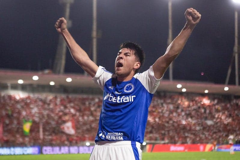 Zagueiro Villalba comemora gol do Cruzeiro contra o CRB (Foto: Rafael Vieira/Cruzeiro)
