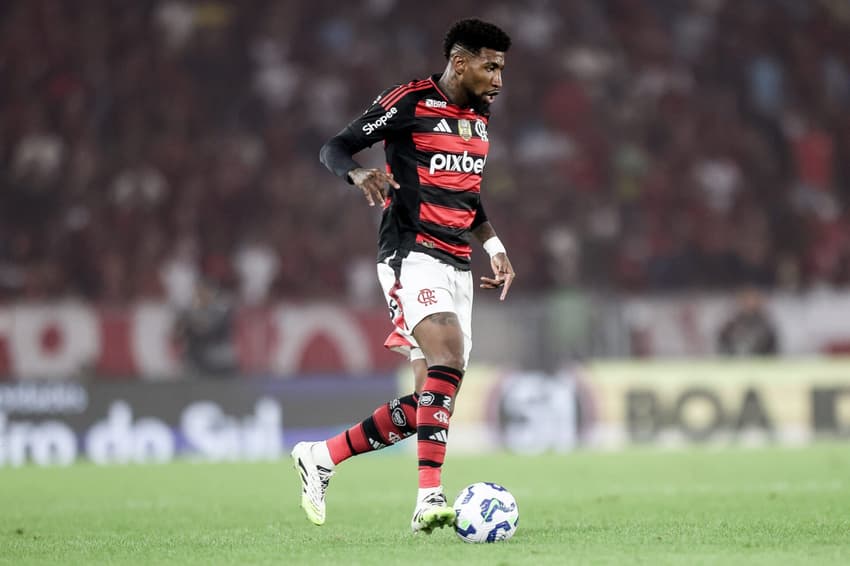 Emerson Royal durante partida no Maracanã (Foto: Gilvan de Souza/Flamengo)