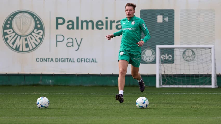 O zagueiro Bruno Fuchs durante treinamento na Academia de Futebol (Foto: Cesar Greco/Palmeiras)